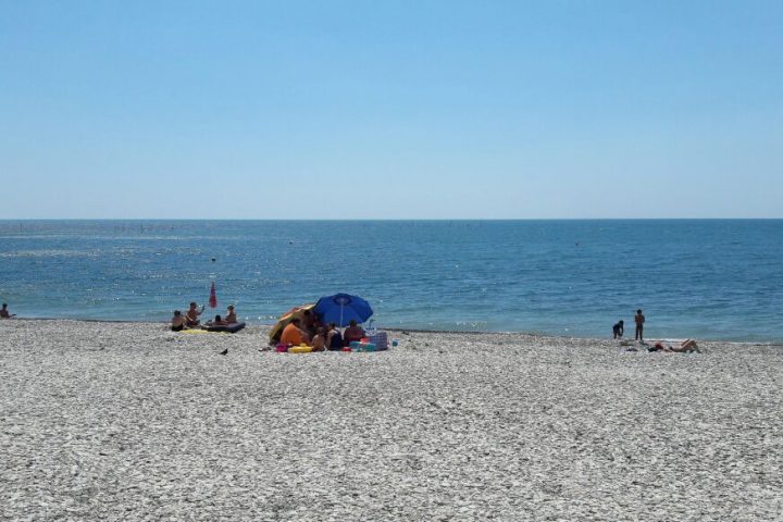 мелко-галечный пляж Приморской