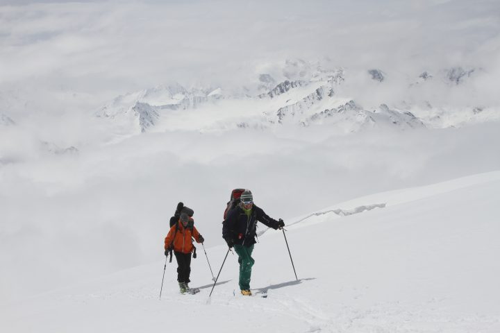 Подъем на лыжах на скалы Пастухово 4700 м