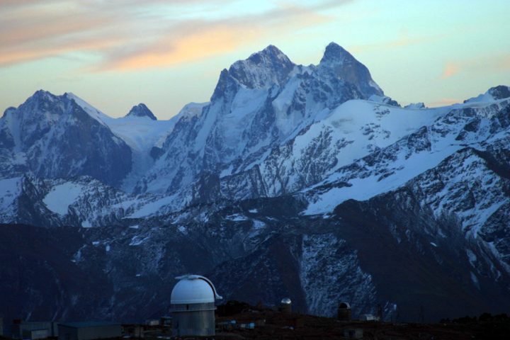 Обсерватория на фоне горы Ушба