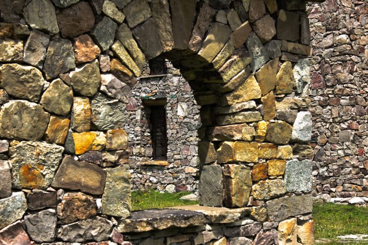 Камни в стенах башни